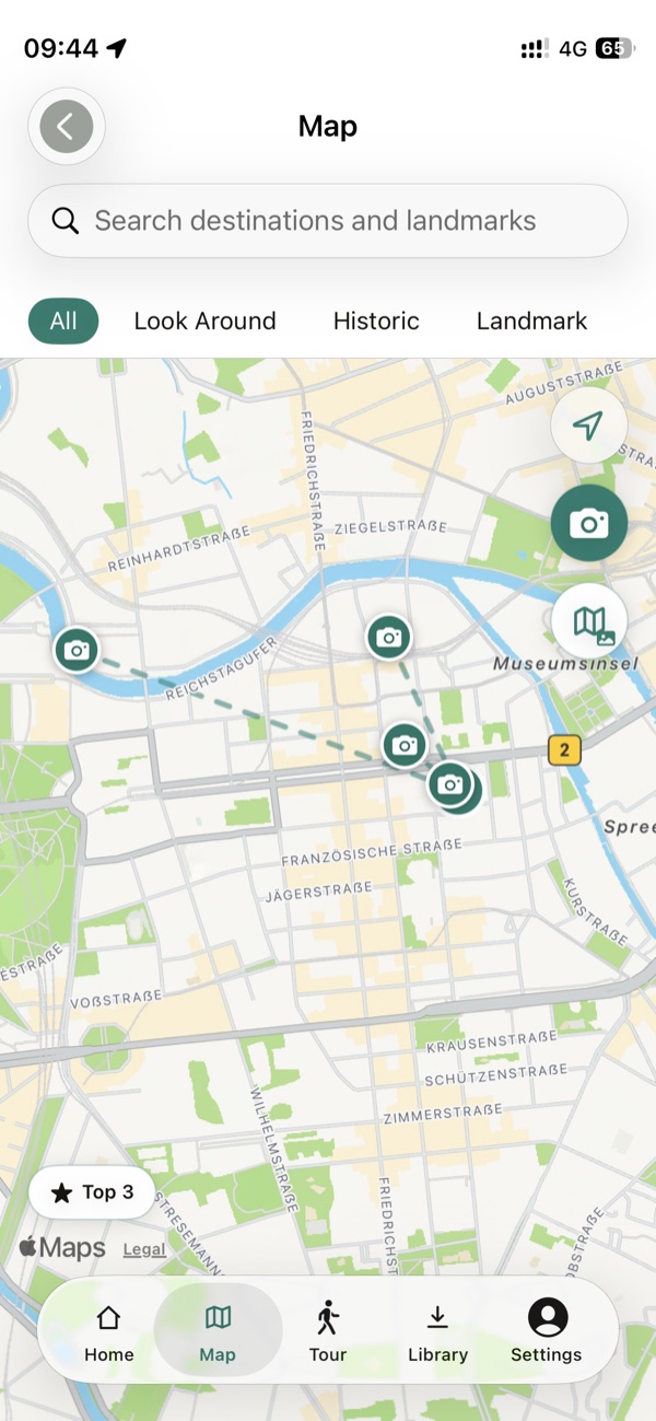 Photo spots for one landmark with dashed facing lines on the TourTour map